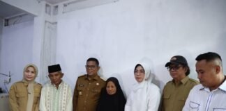 Andra Soni Serahkan Kunci Rumah Hasil Renovasi kepada Warga Kosim di Safari Ramadan Cinangka