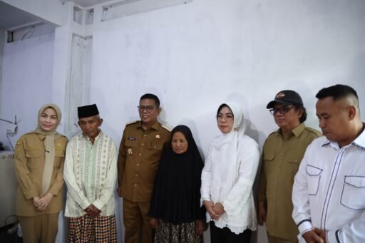 Andra Soni Serahkan Kunci Rumah Hasil Renovasi kepada Warga Kosim di Safari Ramadan Cinangka