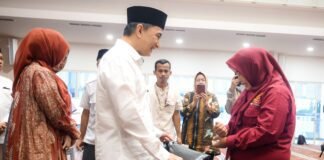 Wagub Banten Serahkan Kursi Roda dan Bantuan Ramadan untuk Warga Stroke di Kabupaten Tangerang