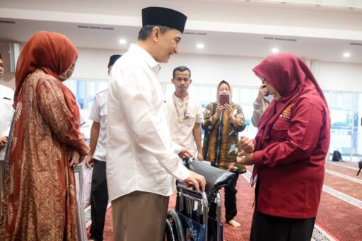 Wagub Banten Serahkan Kursi Roda dan Bantuan Ramadan untuk Warga Stroke di Kabupaten Tangerang