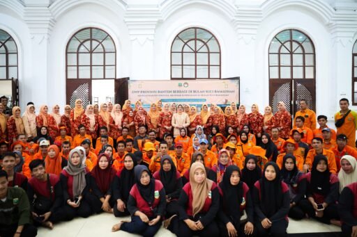 Tinawati Andra Soni Apresiasi Petugas Kebersihan KP3B, Bagikan Paket Sembako di Bulan Ramadan