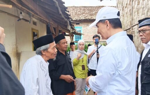 Wagub Banten Serahkan Bantuan Renovasi RTLH untuk Empat Warga Pandeglang Saat Safari Ramadan