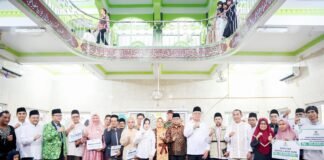 Gubernur Andra Soni Salurkan Bantuan Sembako dan Tongkat Ketiak Saat Safari Ramadan di Serpong