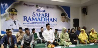 Wagub Dimyati Serahkan Bantuan Masjid, Pesantren, dan Beasiswa di Safari Ramadan Unimar
