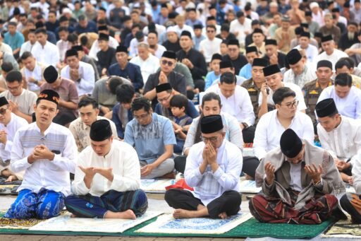 Khidmat dan Penuh Kebersamaan, Andra Soni Salat Idulfitri 1447 H di Kota Serang