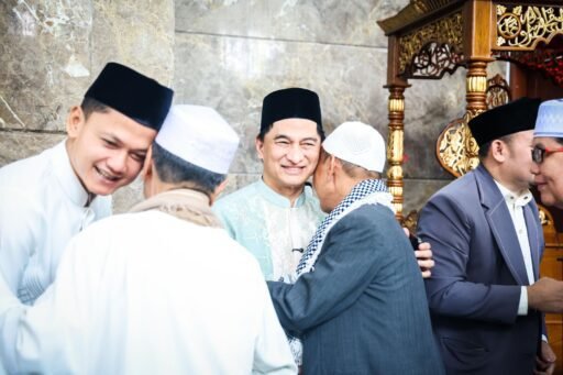 Suasana Hangat Lebaran, Warga Berebut Salaman dan Doakan Wagub Dimyati