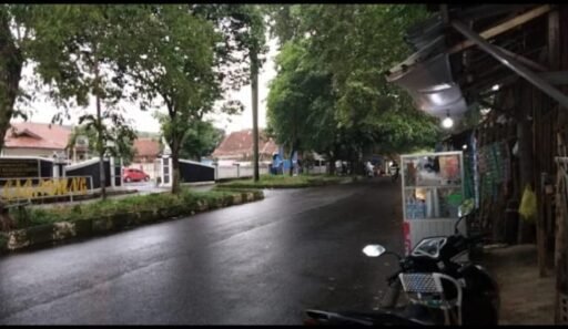 Diguyur Hujan, Kantor Kelurahan Cigadung Bocor di Beberapa Ruangan: Lurah Desak Pemkab Segera Turun Tangan.