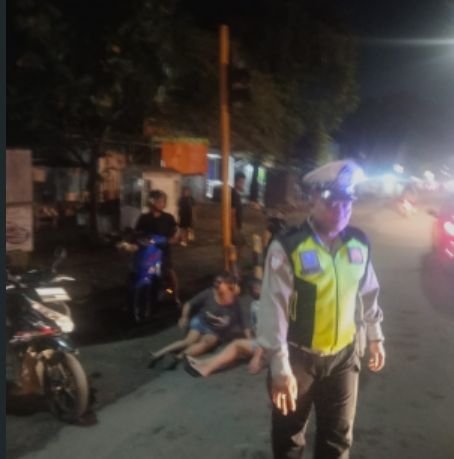 Motor Hilang Kendali di Depan Mapolsek Mataram, Dua Pemuda Dilarikan ke RSUD