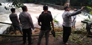 Polisi Bersama Basarnas Sisir Sungai Tibu Ijo Kekait Cari Gadis Mataram Yang Hanyut Diterjang Air Bah