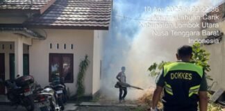 Jaga Kesehatan Lingkungan Cegah DBD, Biddokkes Polda NTB Fogging Mako dan Asrama Polsek Kayangan KLU