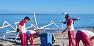 Personel Ditpolairud Polda NTB dan Masyarakat Pesisir Cemara Lembar Gelar Aksi Bersih Pantai