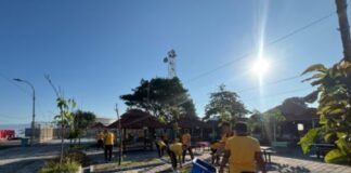 Rutinitas Ditpolairud Polda NTB Bersihkan Pantai Ampenan, Ajak Warga Peduli Lingkungan