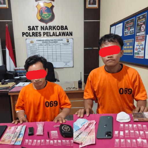 Bisnis Haram “Kakak-Beradik” Kandas: Satresnarkoba Pelalawan Gerebek Bandar Sabu di Desa Air Emas