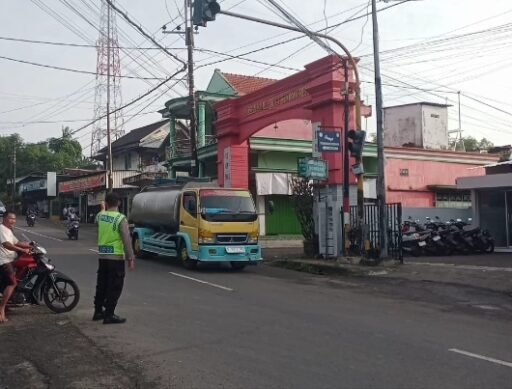Guna Antisipasi Kemacetan Polsek Ngimbang Secara Rutin Gelar Commanderwish Di Pagi Hari