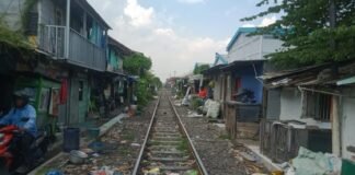 SEPANJANG BANTARAN REL KERETA API (KADAOPS VIII SURABAYA PASAR TURI ) PENUH BANGLI , SERING MEMAKAN KORBAN .