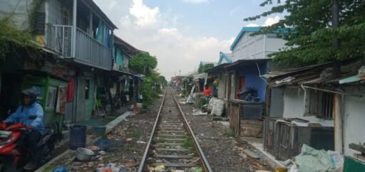 SEPANJANG BANTARAN REL KERETA API (KADAOPS VIII SURABAYA PASAR TURI ) PENUH BANGLI , SERING MEMAKAN KORBAN . SEPANJANG BANTARAN REL KERETA API (KADAOPS VIII SURABAYA PASAR TURI ) PENUH BANGLI , SERING MEMAKAN KORBAN .