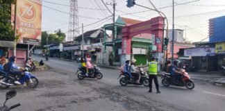 Polsek Ngimbang Secara Rutin Gelar Commanderwish Di Pagi Hari Guna cegah Kemacetan