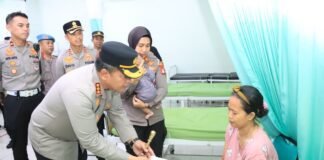 Kapolres Metro Bekasi Kota Jenguk 17 Korban Kebakaran Cimuning, Salurkan Tali Asih dan Dukungan Moril