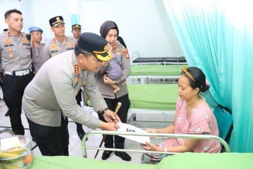 Kapolres Metro Bekasi Kota Jenguk 17 Korban Kebakaran Cimuning, Salurkan Tali Asih dan Dukungan Moril