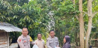 Polsek Rambang Polres Muara Enim Salurkan Bansos Korban yang Terdampak Bencana Alam di Desa Sumber Rahayu