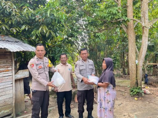 Polsek Rambang Polres Muara Enim Salurkan Bansos Korban yang Terdampak Bencana Alam di Desa Sumber Rahayu
