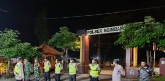Wakapolsek Ngimbang Ipda Istiono, S.H, Gelar Apel Siaga Libur Pajang Di Mako Polsek Ngimbang