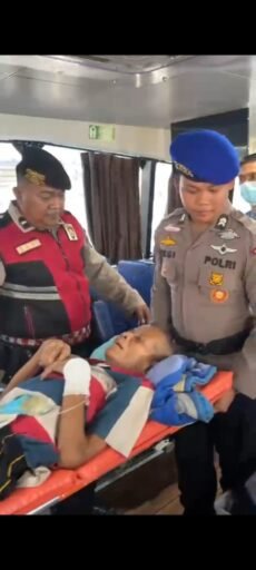 Polres Meranti Evakuasi Penumpang Kapal yang Sakit saat PAM Objek Vital Tanjung Harapan