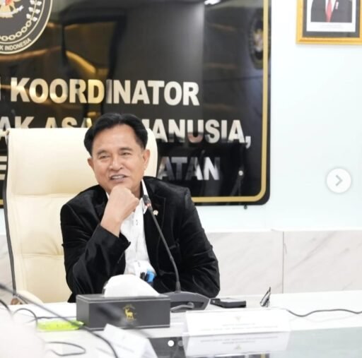 *MENKO YUSRIL SERAHKAN PUTUSAN KASASI PERKARA DELPEDRO DKK KEPADA MAHKAMAH AGUNG*