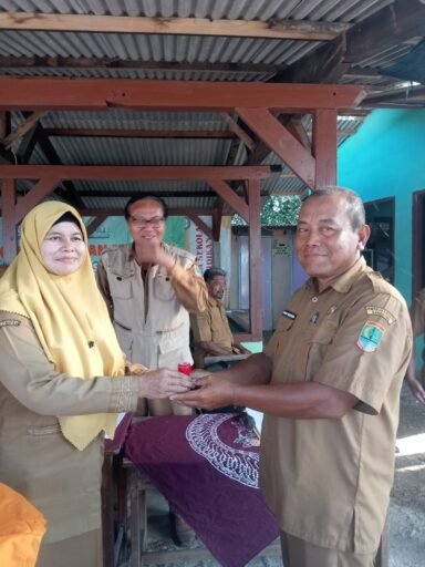 Penyegaran Kepemimpinan di Cilamaya Kulon: Belasan Kepala Sekolah Resmi Dirotasi