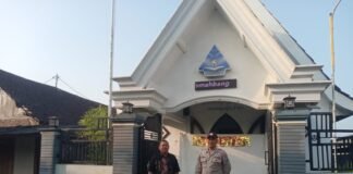 Personil Polsek Ngimbang Gelar Pengamanan Ibadah Minggu Pagi Di Gereja GKJTU Dan GJWI Desa Ngasemlemahbang