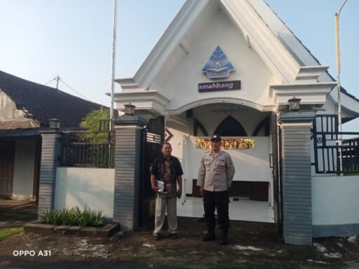 Personil Polsek Ngimbang Gelar Pengamanan Ibadah Minggu Pagi Di Gereja GKJTU Dan GJWI Desa Ngasemlemahbang