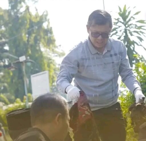 Subang Resik Ngahiji: Wabup Agus Masykur Pimpin Gotong Royong Bersihkan Masjid Agung Al Musabaqoh