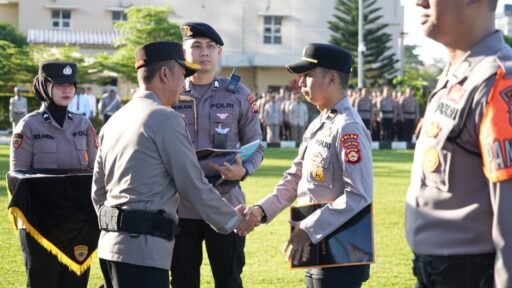 Kapolda Sumsel Pimpin Apel Penghargaan, 48 Personel Terbaik Terima Piagam dan Kuota Umrah