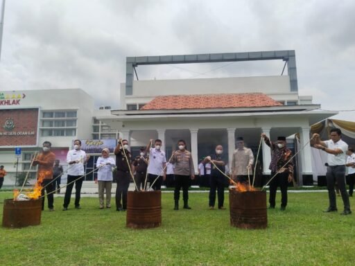 Kapolres OI Bersama Bupati Hadiri Pemusnahan Barang Bukti Inkracht, Tegaskan Komitmen Berantas Kejahatan