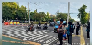 Polisi Atur Lalu Lintas Pagi di Sejumlah Titik Senen, Arus Ramai Lancar