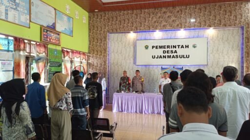 Bhabinkamtibmas Hadiri Rapat Pleno, Persiapan Pemilihan BPD Desa Ujanmas Ulu Berjalan Aman dan Kondusif