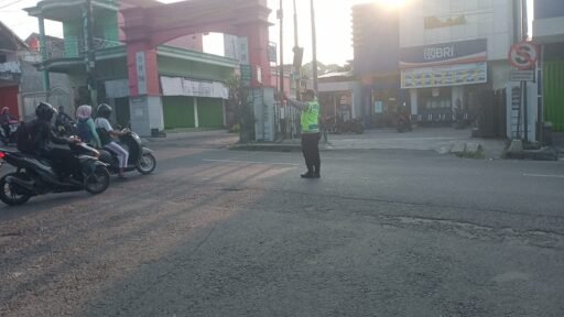 Polsek Ngimbang Secara Rutin Gelar Commanderwish Di Pagi Hari Guna cegah Kemacetan dan Lakalantas