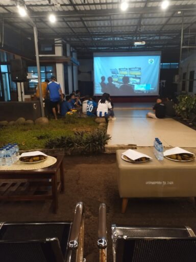 Bobotoh penuhi Halaman Disparpora Subang, Wabup Agus Masykur Nobar Bareng Viking