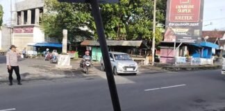 Polsek Ngimbang Secara Rutin Gelar Commanderwish Di Pagi Hari Guna cegah Kemacetan
