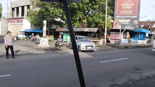 Polsek Ngimbang Secara Rutin Gelar Commanderwish Di Pagi Hari Guna cegah Kemacetan
