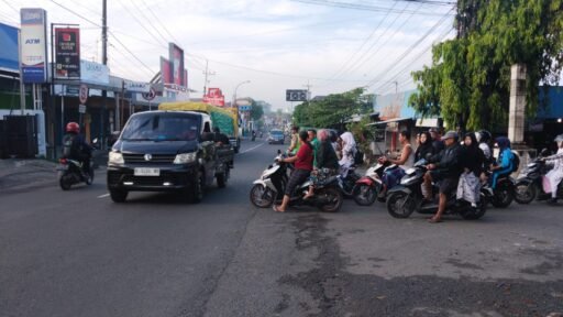 Polsek Ngimbang Secara Rutin Gelar Commanderwish Di Pagi Hari Guna cegah Kemacetan