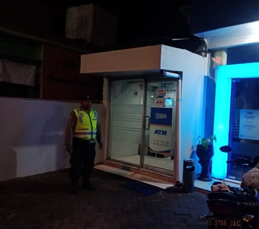 Polsek Ngimbang Gelar Patroli Blue Light Guna Menjaga Siskamtibmas Di Daerah Rawan Kriminal