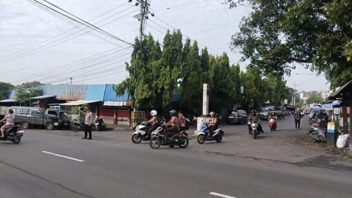 Guna Antisipasi Kemacetan Polsek Ngimbang Secara Rutin Gelar Commanderwish Di Pagi