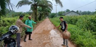 Jalan Rusak Bertahun-Tahun, Warga Parit Mambo Tagih Janji Kampanye Wandi dari Partai Demokrat!