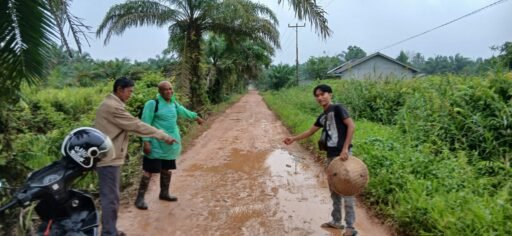 Jalan Rusak Bertahun-Tahun, Warga Parit Mambo Tagih Janji Kampanye Wandi dari Partai Demokrat!