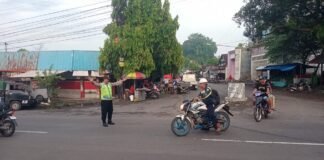Guna Antisipasi Kemacetan Polsek Ngimbang Secara Rutin Gelar CommanderwishPagi di Wilayah Ngimbang
