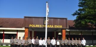 Harapan dan Pengabdian Berpadu: Kapolres Muara Enim Anugerahkan Penghargaan Penuh Makna