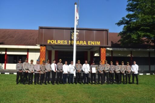 Harapan dan Pengabdian Berpadu: Kapolres Muara Enim Anugerahkan Penghargaan Penuh Makna