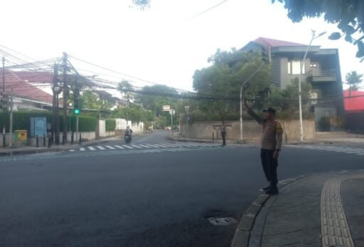 Tl Cik Ditiro Terkendali, Bhabinkamtibmas Cikini Sigap Atur Lalin Pagi Hari