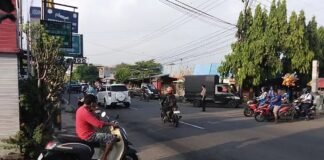 Guna Antisipasi Kemacetan Polsek Ngimbang Secara Rutin Gelar CommanderwishPagi di Wilayah Ngimbang